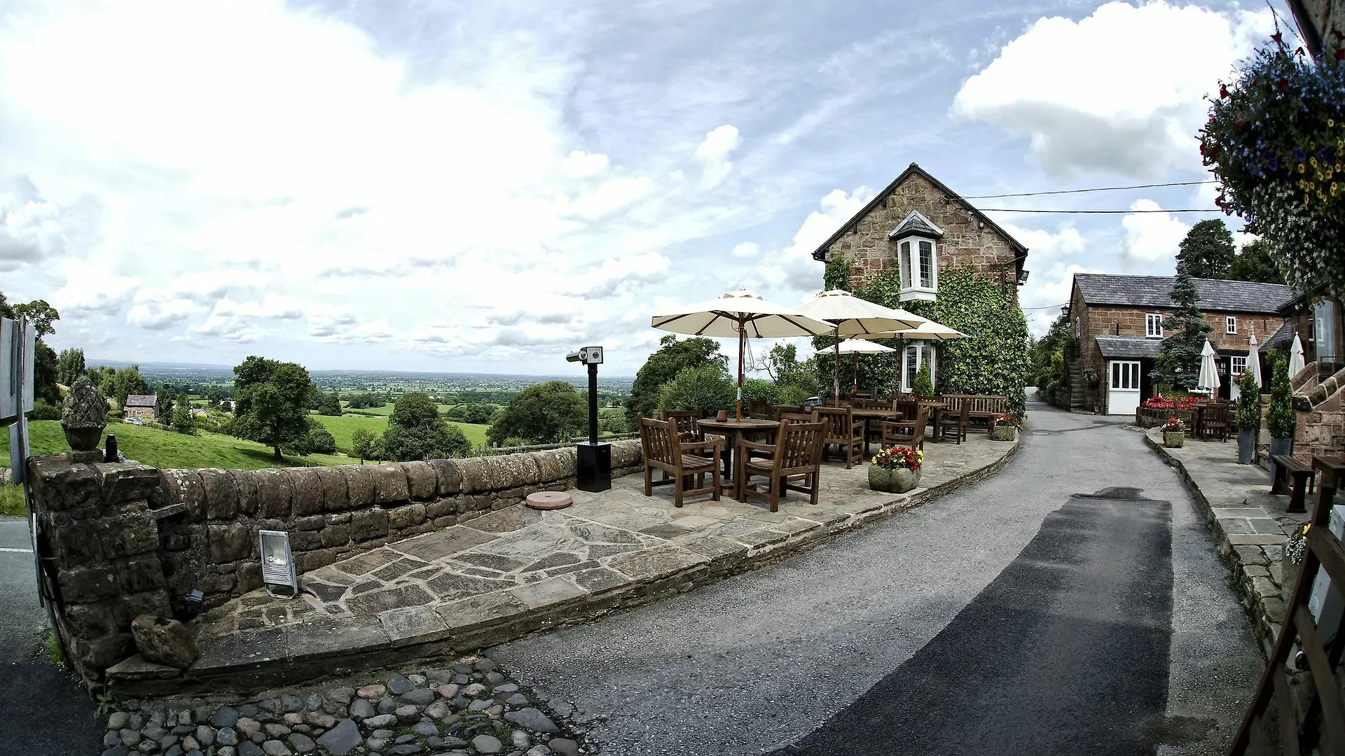 The Pheasant Inn Higher Burwardsley 5*,  イギリス
